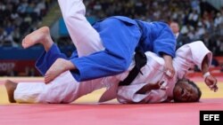 La norcoreana Kum Ae An (azul) derrotó a la judoca cubana Yanet Bermoy Acosta (blanco) en la final femenina de menos de 52 kgs de los Juegos Olímpicos 2012. 