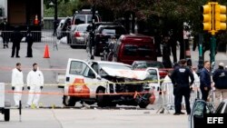 Miembros de la policía criminal revisan el vehículo que atropelló y mató a 8 personas e hirió a 11 en Nueva York.