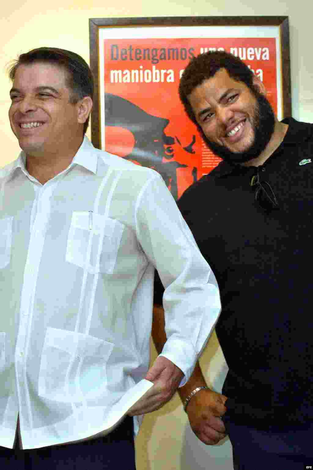 El canciller cubano Felipe Pérez Roque (i) y el pintor Alexis Leyva, Kcho.