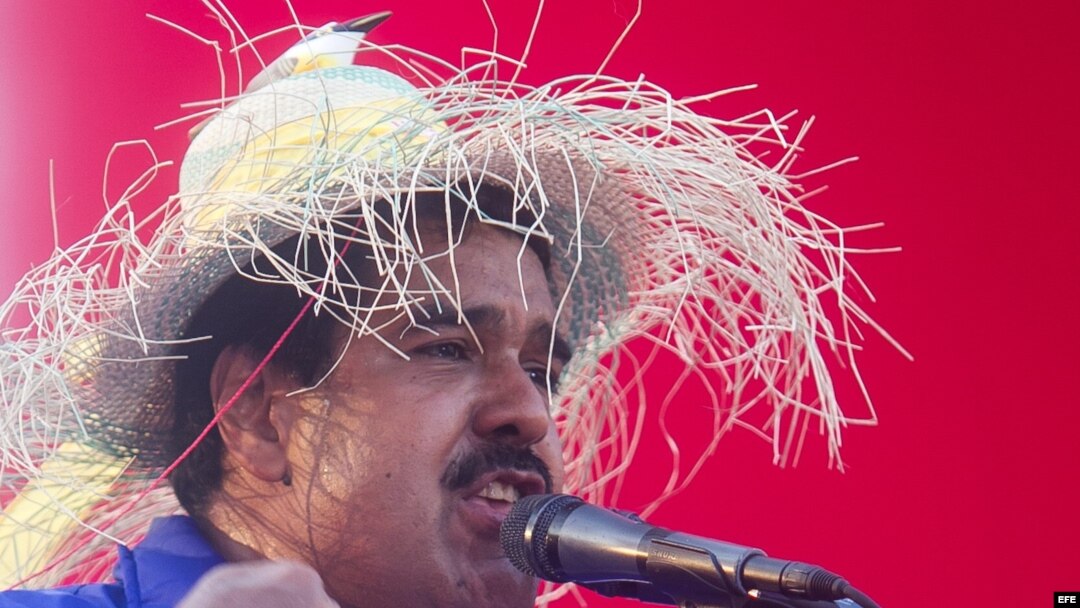 ARCHIVO. Nicolás Maduro en un acto de su campaña electoral en Catia La Mar (Venezuela) con el pajarito en su cabeza.