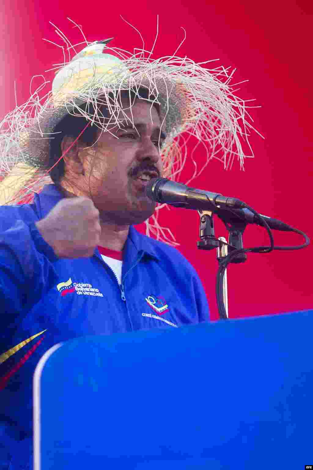 El presidente encargado de Venezuela y candidato a la presidencia del país, Nicolás Maduro (c), participa hoy, martes 9 de abril del 2013. en un acto de su campaña electoral en Catia La Mar (Venezuela). Maduro aspira a suceder a Hugo Chávez con las creden