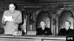 El general Augusto Pinochet da lectura al mensaje de la Junta Militar ante el pleno de la Corte Suprema. (Archivo)