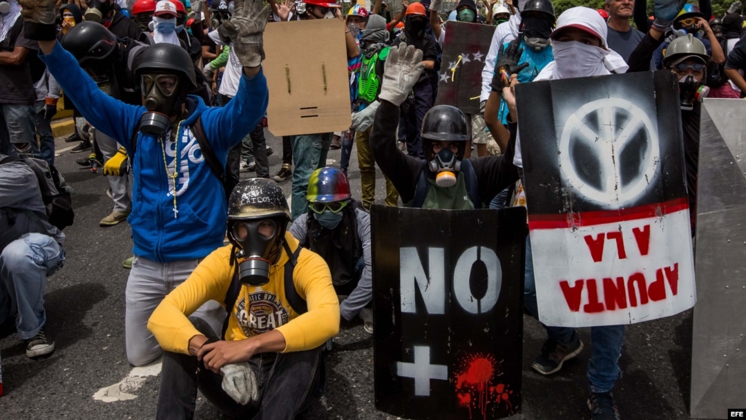 Policía militar venezolana impide que marcha opositora llegue a Cancillería.