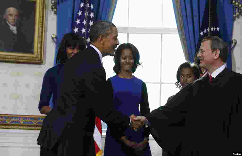 El presidente de Estados Unidos, Barack Obama, juró hoy oficialmente el cargo para un segundo mandato que concluirá en enero de 2017 en una breve ceremonia en el Salón Azul de la Casa Blanca acompañado de su mujer, Michelle, y sus dos hijas.