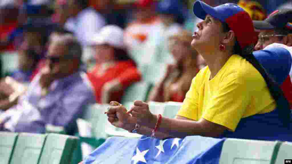 Aficionada venezolana parece pedir a un todopoderoso por su equipo