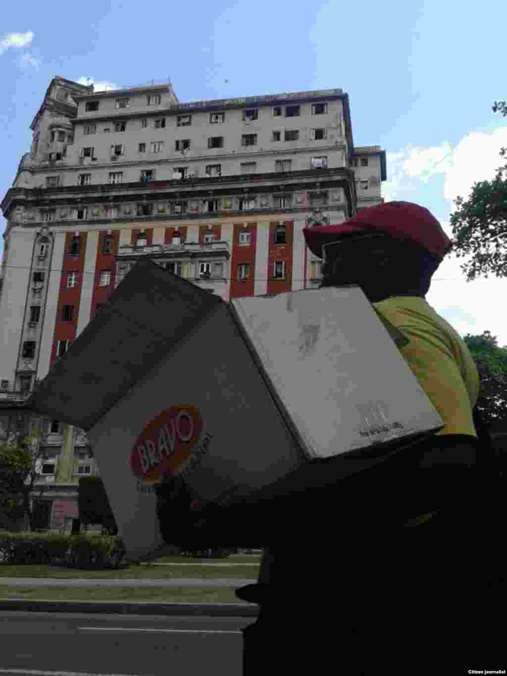 El lente de Steve Maikel Pardo por calles de La Habana, en septiembre de este año, capta a los ancianos en su ambiente cotidiano.