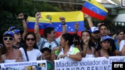Un grupo de venezolanos residentes en Chile se manifiestan hoy, miércoles 12 de febrero de 2014, frente a la Embajada de Venezuela en Santiago de Chile (Chile).