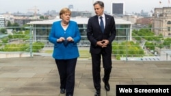 El secretario de Estado Antony Blinken se reunió con la canciller alemana Angela Merkel el 23 de junio en Berlín (Alemania). (Depto. de Estado/Ron Przysucha)