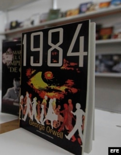 "1984" del escritor George Orwell, en uno de los stands de la 25 feria Internacional del Libro de La Habana.