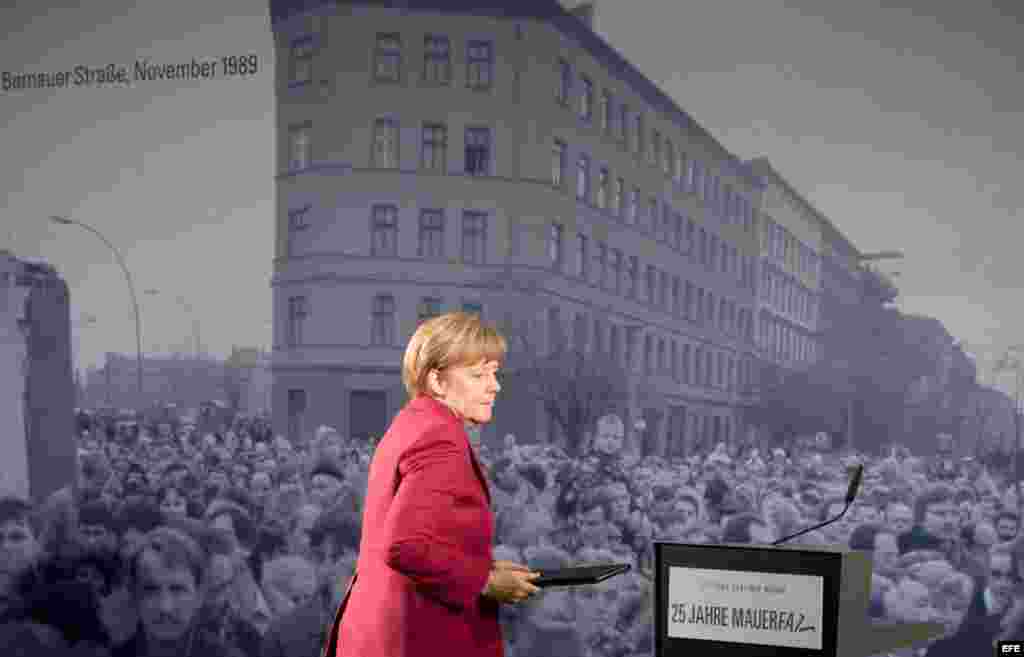 Angela Merkel ante la histórica foto del paso de alemanes del este al oeste por Bernauer Strasse. 