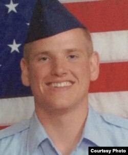 Spencer Stone resultó herido al tratar de desarmar al terrorista en el tren de Bélgica a Francia.
