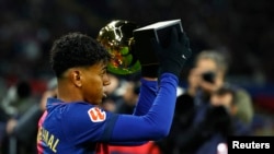 Lamine Yamal del FC Barcelona celebra tras ganar el premio Golden Boy 2024 antes del partido. Se espera que el Barça pueda contar con él desde el inicio de la Supercopa de España 2025. REUTERS/Albert Gea