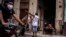 Vecinos conversan en la entrada de un edificio de La Habana. AP Photo/Ramon Espinosa