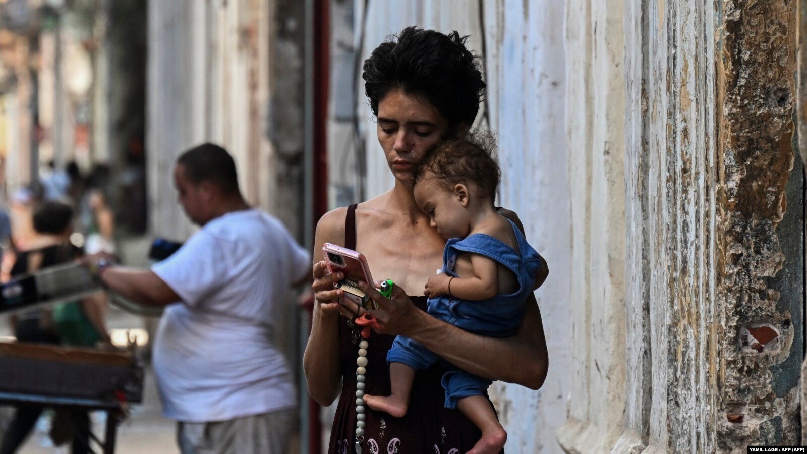 El hambre afecta casi al doble de mujeres que de hombres en Cuba