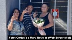 Miembros del Movimiento Cristiano Liberación llevan flores a la timba de Oswaldo Payá.