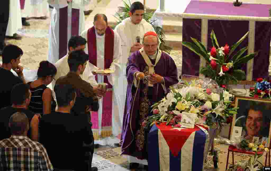 El arzobispo de La Habana, cardenal Jaime Ortega (c), oficia la ceremonia fúnebre del opositor cubano Oswaldo Payá el 24 de julio de 2012, en La Habana (Cuba).&nbsp;