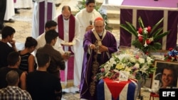 HAB04. LA HABANA (CUBA), 24/07/2012.- El arzobispo de La Habana, cardenal Jaime Ortega (c), oficia la ceremonia fúnebre del opositor cubano Oswaldo Payá hoy, martes 24 de julio de 2012, en La Habana (Cuba). Payá, quien dedicó su vida a la causa de la libe