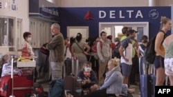 Pasajeros de Delta en el aeropuerto de La Habana.