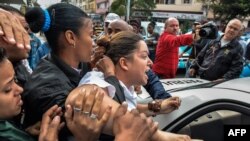 Una miembro de las Damas de Blanco es arrestada en una calle de La Habana por manifestarse pacíficamente. ADALBERTO ROQUE / AFP