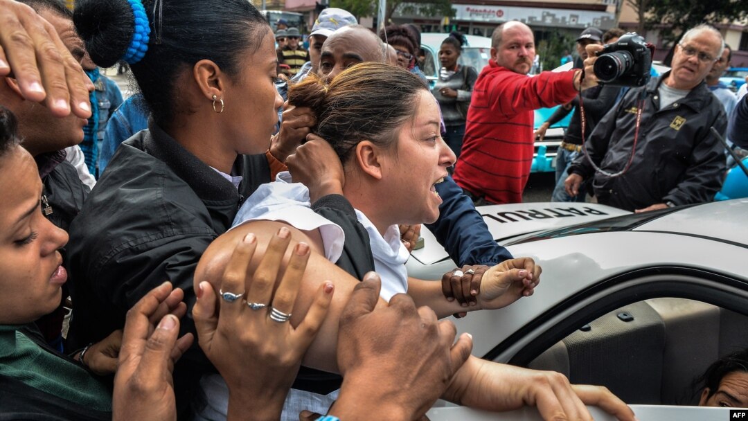 Una miembro de las Damas de Blanco es arrestada en una calle de La Habana por manifestarse pacíficamente. (Archivo)