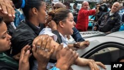 Una miembro de las Damas de Blanco es arrestada en una calle de La Habana por manifestarse pacíficamente. (Archivo)