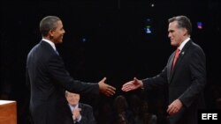 Barack Obama (i), y el candidato republicano, Mitt Romney (d), se saludan previo al primer debate presidencial, en la Universidad de Denver, Colorado.