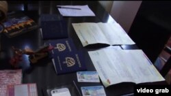 Pasaportes cubanos y documentos ecuatorianos falsificados fueron ocupados durante el operativo.