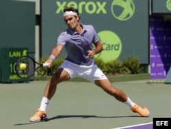 El tenista suizo Roger Federer devuelve la pelota al croata Ivo Karlovic durante el partido del Sony Open que se disputó en Key Biscayne, el viernes 21 de marzo de 2014.