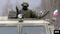 Un militar uniformado armado, fotografiado a bordo de un vehículo de infantería ruso "GAZ Tigr" en la Península de Crimea.