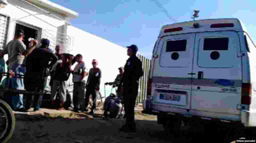 venta de gas vigilancia policial Reporta Cuba Foto Juan C. Acosta Ruiz