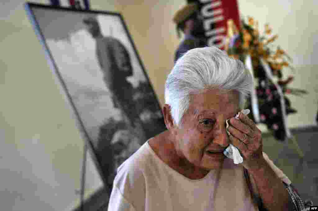 El 26 de noviembre una anciana llora en Cojimar por la muerte de Fidel Castro.
