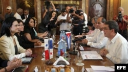 La vicepresidenta y ministra de Exteriores de Panamá, Isabel de Saint Malo de Alvarado (i), se reúne con el ministro cubano de Relaciones Exteriores, Bruno Rodríguez (d), el jueves 18 de septiembre de 2014, en La Habana, Cuba.