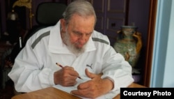 Fidel Castro votando en elecciones cubanas con chaleco Puma