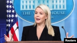 La secretaria de prensa de la Casa Blanca, Karoline Leavitt, ofrece una conferencia de prensa en la Casa Blanca, en Washington.