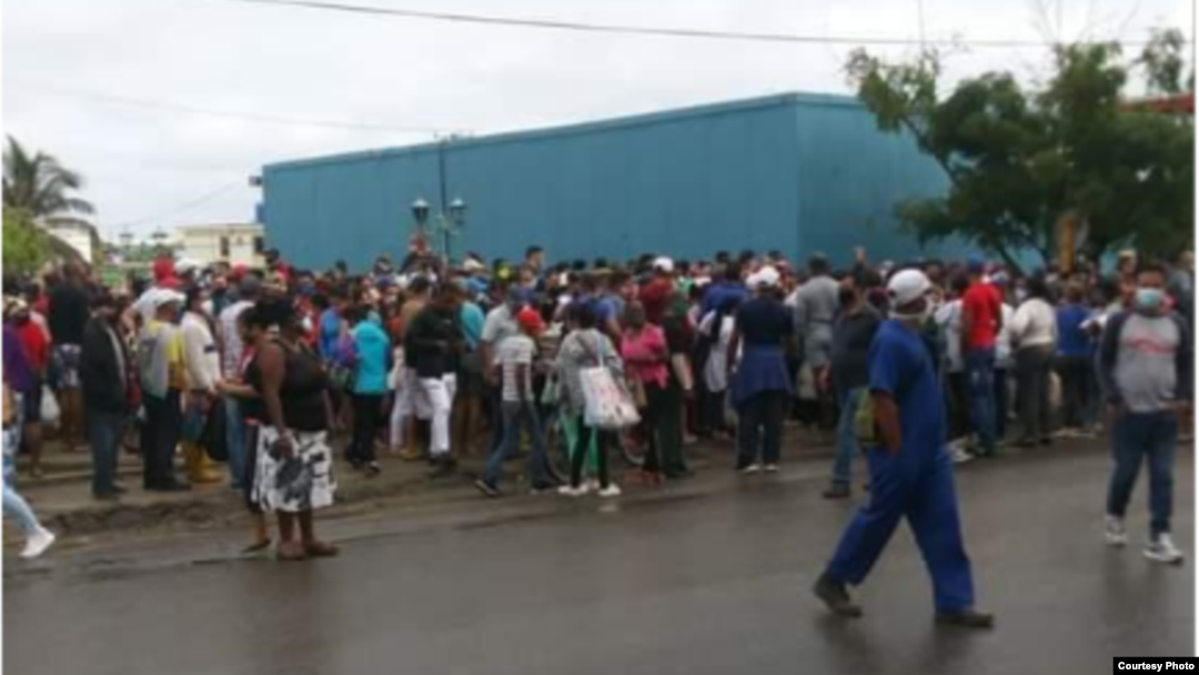 Colas en Guanabo, Habana del Este. (Foto cortesía de María Elena Mir).