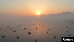 Vista aérea con dron de varios barcos en el estrecho de Ormuz, desde Musandam.