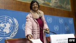 La Alta Comisionada de la ONU para los derechos humanos, la sudafricana Navi Pillay, a su llegada a una rueda de prensa en la que hizo balance de la situación de los derechos y libertades fundamentales en el mundo. 