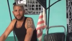 Banderas de Estados Unidos ondean en bicitaxis en Cuba.