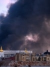El humo se eleva sobre los edificios tras los ataques aéreos rusos en el centro de Kyiv, el 8 de septiembre de 2026, en medio de la invasión rusa de Ucrania.