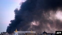 El humo se eleva sobre los edificios tras los ataques aéreos rusos en el centro de Kyiv, el 8 de septiembre de 2026, en medio de la invasión rusa de Ucrania.