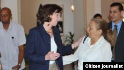 Roberta Jacobson saluda a Martha Beatriz Roque Cabello.