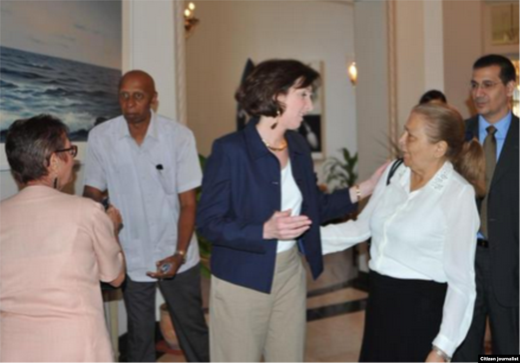 Roberta Jacobson saluda a Marta Beatriz Roque Cabello.