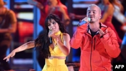 Camila Cabello actúa junto al colombiano J Balvin en la ceremonia de entrega de los premios Grammy en su edición 61. 
