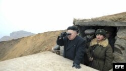 Fotografía distribuida por la agencia Yonhap que muestra al jefe norcoreano, Kim Jong-un, observando con unos prismáticos durante su visita a una unidad militar situada en una isla muy próxima a Corea del Sur. 