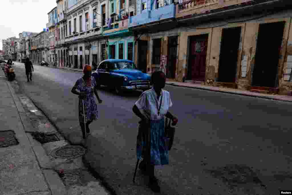Ancianas caminan apoyadas en bastones mientras se restablece la red eléctrica nacional de Cuba tras su colapso —el tercer apagón importante en nueve días—, en La Habana, Cuba, el 15 de julio de 2026. REUTERS/Norlys Perez