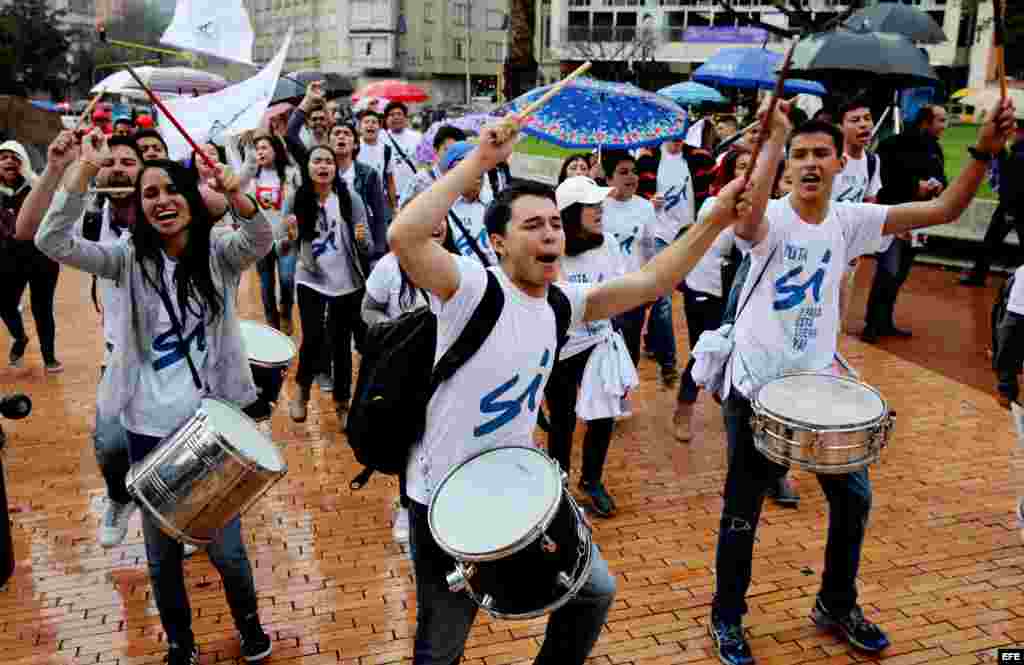 Un grupo de estudiantes universitarios participan en una manifestación de apoyo al "Sí" en el plebiscito por el acuerdo de paz entre el Gobierno colombiano y la guerrilla FARC hoy, viernes 30 de septiembre de 2016, en Bogotá (Colombia). Un grupo de estudi