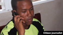 reporta cuba joven cubano habla por teléfono celular / Santiago de Cuba / foto Ridel Brea 