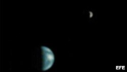 MIA36 - 14/06/03 - IMAGEN DEL PLANETA TIERRA.- La primera imagen del planeta tierra y la luna desde el planeta Marte fue captura a principios de este mes por la cámara que se encuentra a bordo del Mars Global Surveyor que actualmrnte se encuentra orbitand
