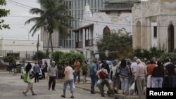 Las personas esperan para entrar a la Sección de Intereses de EEUU en La Habana. 