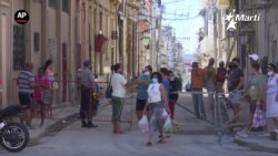 Cubanos desafían la pandemia en su diario vivir